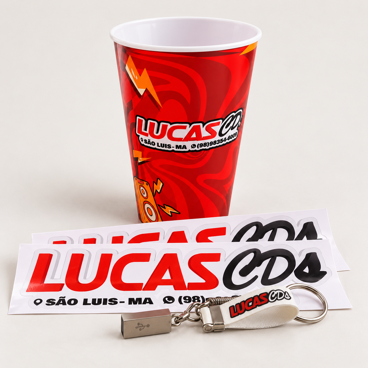 Kit Lucas CDs com copo vermelho, adesivos e pendrive com chaveiro